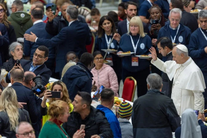 El Papa bendice la mesa antes de comenzar el almuerzo