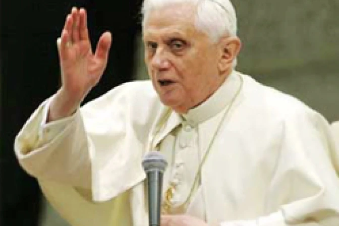 Teólogos católicos deben amar a Dios y estar en comunión con la Iglesia, afirma Papa Benedicto XVI