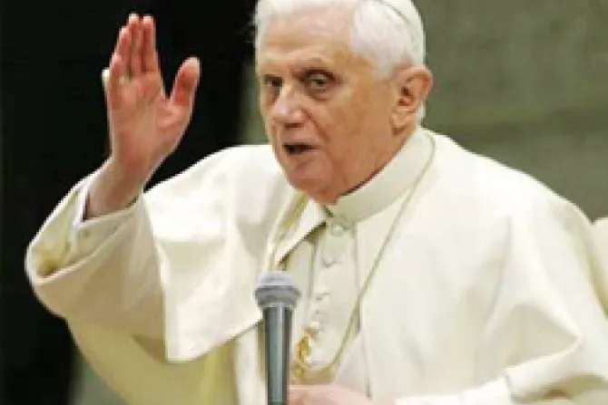 Teólogos católicos deben amar a Dios y estar en comunión con la Iglesia, afirma Papa Benedicto XVI