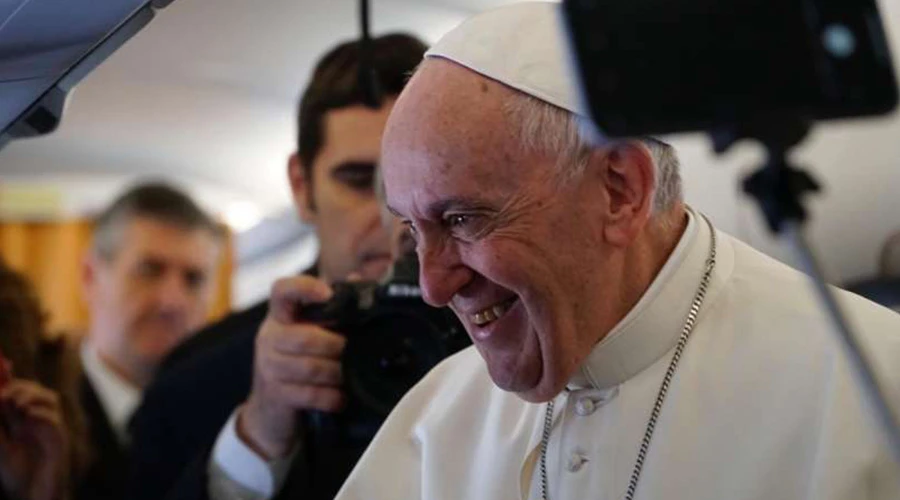 Papa Francisco durante el vuelo a Marruecos. Foto: Alan Holdren. ?w=200&h=150