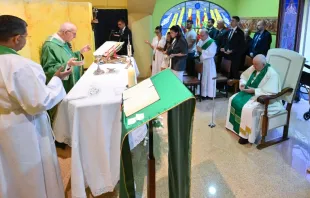 El Papa Francisco brindó consuelo a los familiares de Christine, catequista que vino a Lisboa para participar en la #JMJ2023 y falleció. Crédito: Vatican Media. 