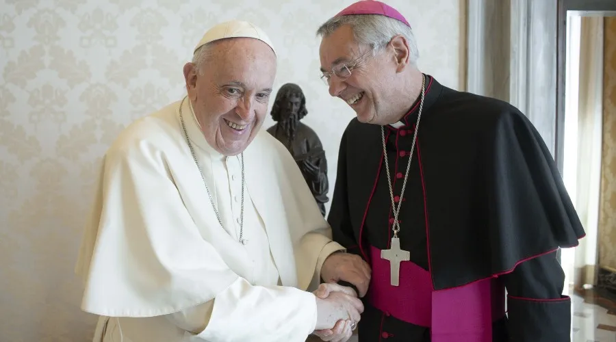 El Papa Francisco con Mons. Ludwig Schick/Imagen referencial. Crédito: Vatican Media?w=200&h=150
