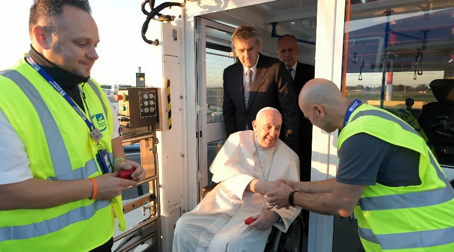Papa Francisco en el avión que le llevó a Kazajistán. Crédito: Vatican Media?w=200&h=150