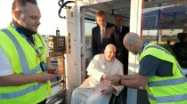 Papa Francisco en el avión que le llevó a Kazajistán. Crédito: Vatican Media
