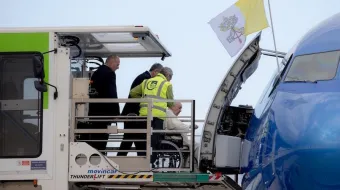 Imagen referencial del Papa subiendo al avión. Crédito: Daniel Ibáñez/ACI Prensa
