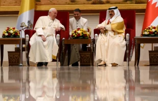 El Papa Francisco junto al rey de Bahru00e9in, Hamad bin Isa Al Jalifa. Cru00e9dito: Vatican Media 