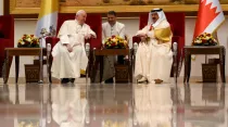 El Papa Francisco junto al rey de Bahréin, Hamad bin Isa Al Jalifa. Crédito: Vatican Media