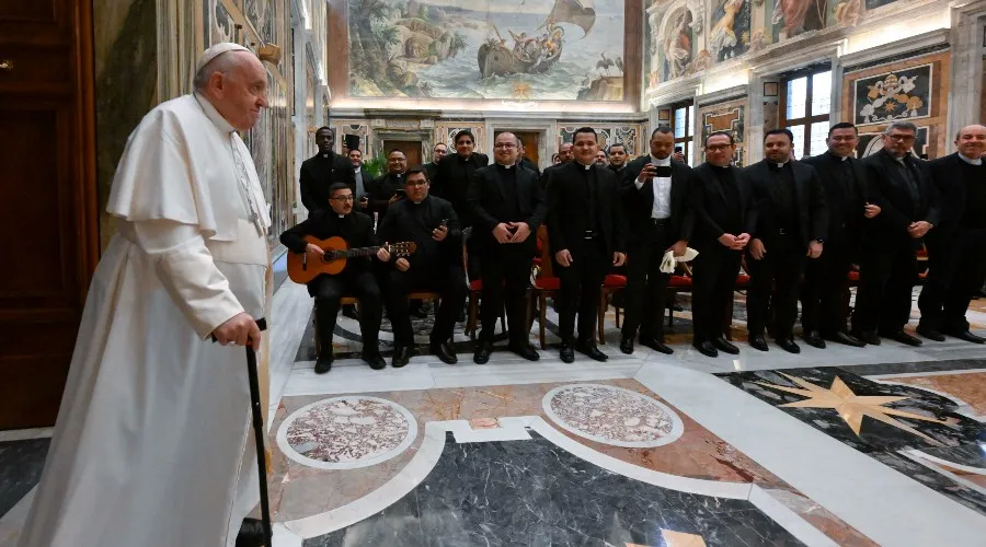 El Papa recibe a sacerdotes latinoamericanos. Crédito: Vatican Media?w=200&h=150