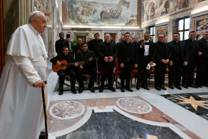 Papa Francisco pide a sacerdotes “ser adictos al encuentro con Jesús" y no al celular