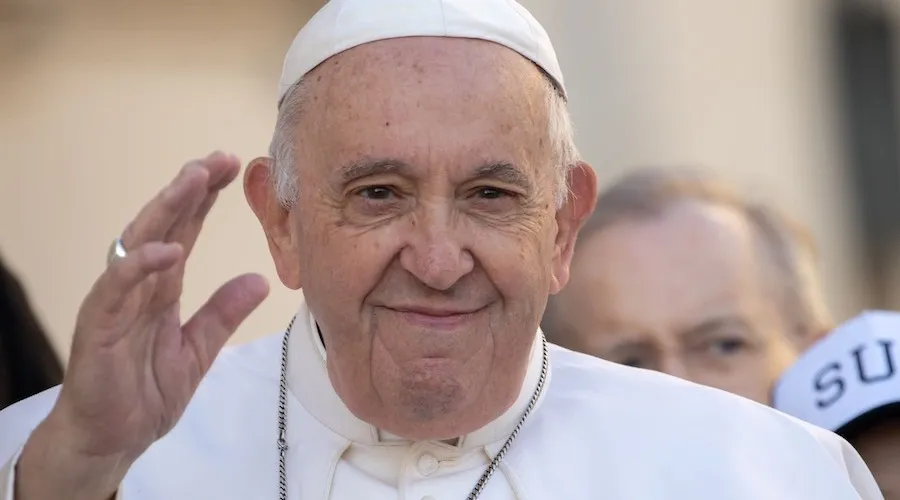 El Papa saluda en la Audiencia de este miércoles. Crédito: Daniel Ibáñez/ACI Prensa?w=200&h=150