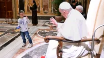 Papa Francisco saluda a niño descapacitado. Crédito: Vatican Media