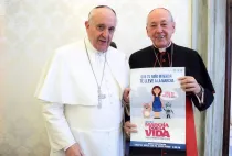 Papa Francisco y el Cardenal Juan Luis Cipriani con afiche de Marcha por la Vida. Foto: Arzobispado de Lima.