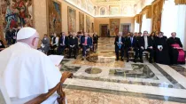 El Papa Francisco en audiencia con los participantes en el curso "Diálogos Minerva". Crédito: Vatican Media