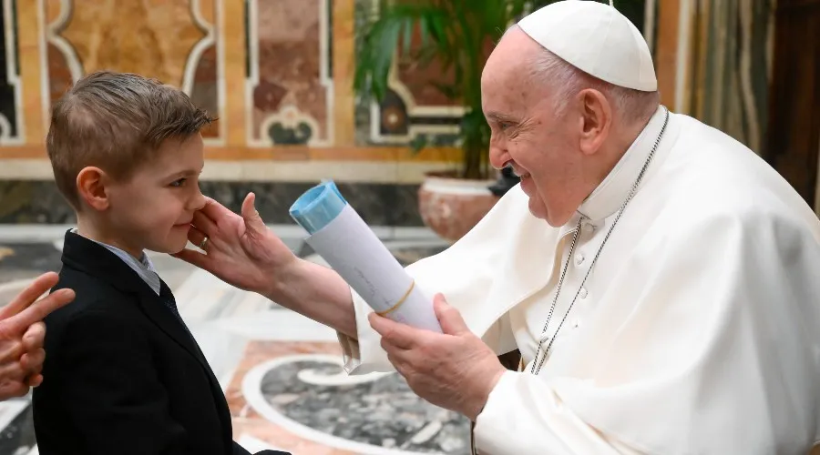 El Papa saluda a un niño durante la audiencia este lunes. Crédito: Vatican Media?w=200&h=150