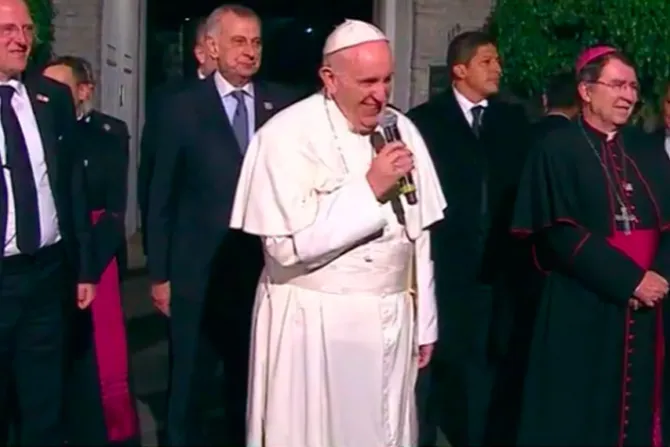 [VIDEO] El Papa sale de la Nunciatura y bromea: “Podemos seguir hasta las 4 de la mañana”