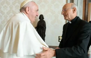 El Papa Francisco con Mons. Ocu00e1riz. Cru00e9dito: Vatican Media 
