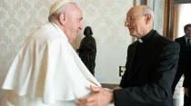 El Papa recibe a Mons. Fernando Ocáriz. Crédito: Vatican Media