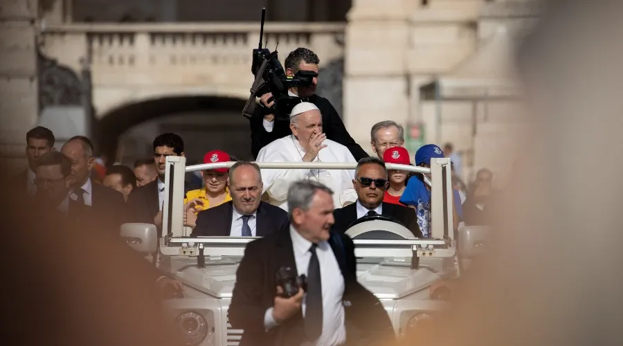 El Papa saluda a los fieles en Audiencia General. Crédito: Daniel Ibáñez/ACI Prensa