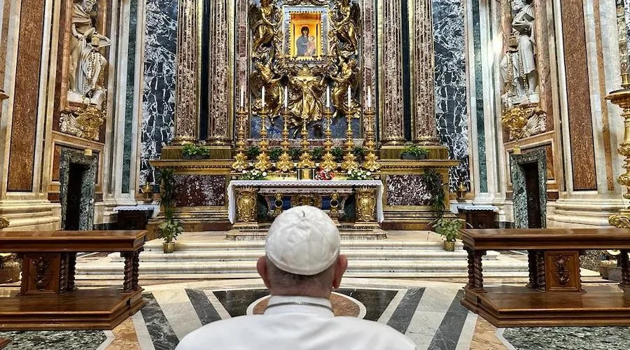 El Papa Francisco frente a la Virgen Salus Populi Romani este 7 de agosto. Crédito: Vatican Media?w=200&h=150