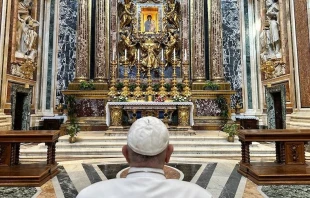 El Papa Francisco frente a la Virgen Salus Populi Romani este 7 de agosto. Cru00e9dito: Vatican Media 
