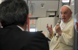 El Papa Francisco en el aviu00f3n de vuelta a Roma. Cru00e9dito: Vatican Media 