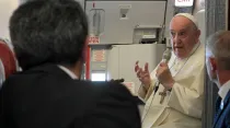 El Papa Francisco en el avión de vuelta a Roma. Crédito: Vatican Media