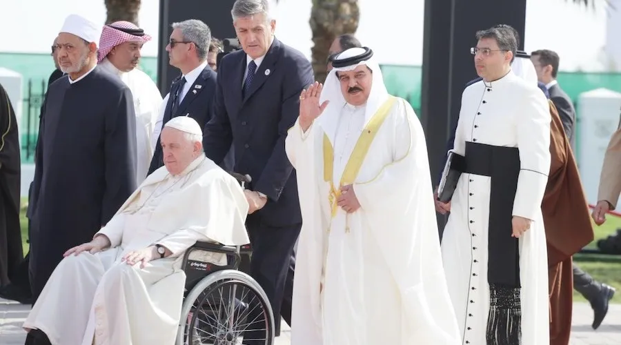 El Papa Francisco llega a la clausura del Foro acompañado del Rey de Bahrein. Crédito: ACI Group?w=200&h=150