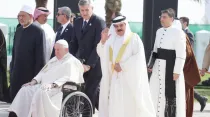 El Papa Francisco llega a la clausura del Foro acompañado del Rey de Bahrein. Crédito: ACI Group