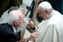 Papa Francisco y una parejas de ancianos.