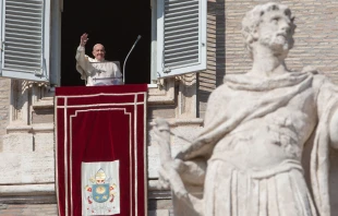 Papa Francisco durante el rezo del Ángelus. Crédito: Daniel Ibáñez - ACI Prensa