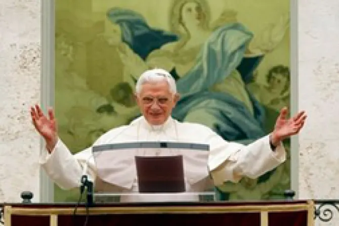 En María encuentra refugio toda la humanidad, recuerda el Papa Benedicto XVI
