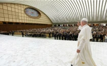 El Papa llega al aula Pablo VI a su cita con los jóvenes
