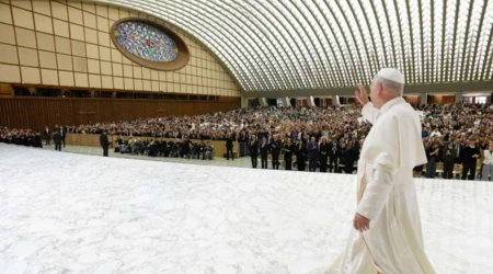 El Papa llega al aula Pablo VI a su cita con los jóvenes