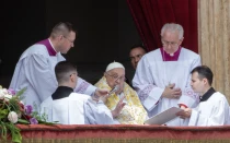 El Papa Francisco pronuncia la bendición pascual "urbi et orbi" desde la logia central de la Basílica de San Pedro, el 20 de abril de 2025.