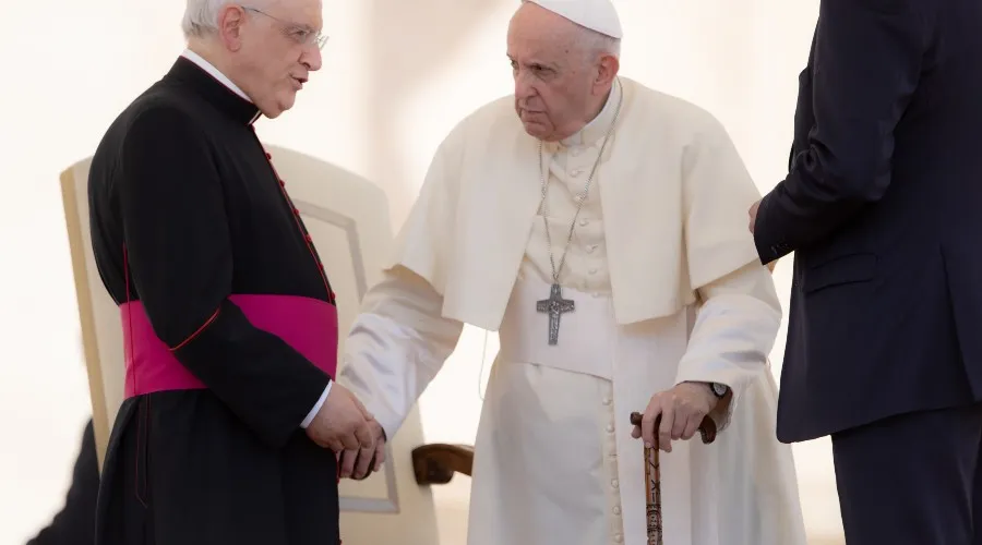 El Papa Francisco camina con ayuda de un bastón. Crédito: Daniel Ibáñez/ACI Prensa?w=200&h=150