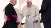 El Papa Francisco camina con ayuda de un bastón. Crédito: Daniel Ibáñez/ACI Prensa