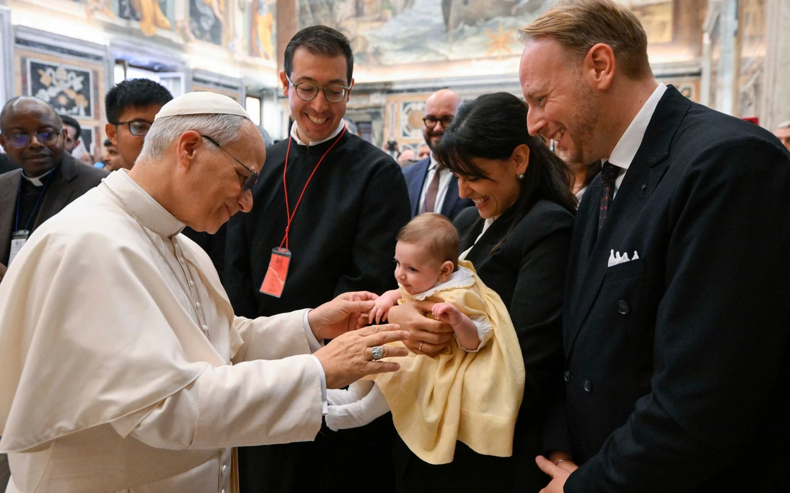 El Papa bendice a una niña durante el encuentro?w=200&h=150