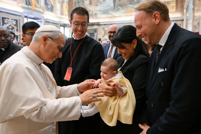 El Papa bendice a una niña durante el encuentro