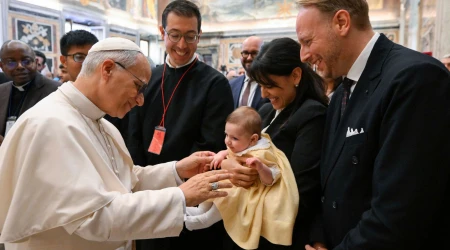 El Papa bendice a una niña durante el encuentro