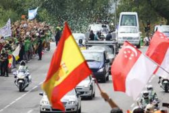 Jóvenes de JMJ vibran con el Papa a su paso por calles de Madrid