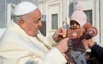 El Papa Francisco entrega un caramelo a un bebé durante una Audiencia General en noviembre de 2024