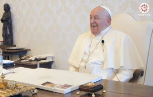 El Papa Francisco bromea durante una entrevista con la Provincia Jesuita de China. Crédito: Captura del canal de YouTube de la Provincia Jesuita de China.