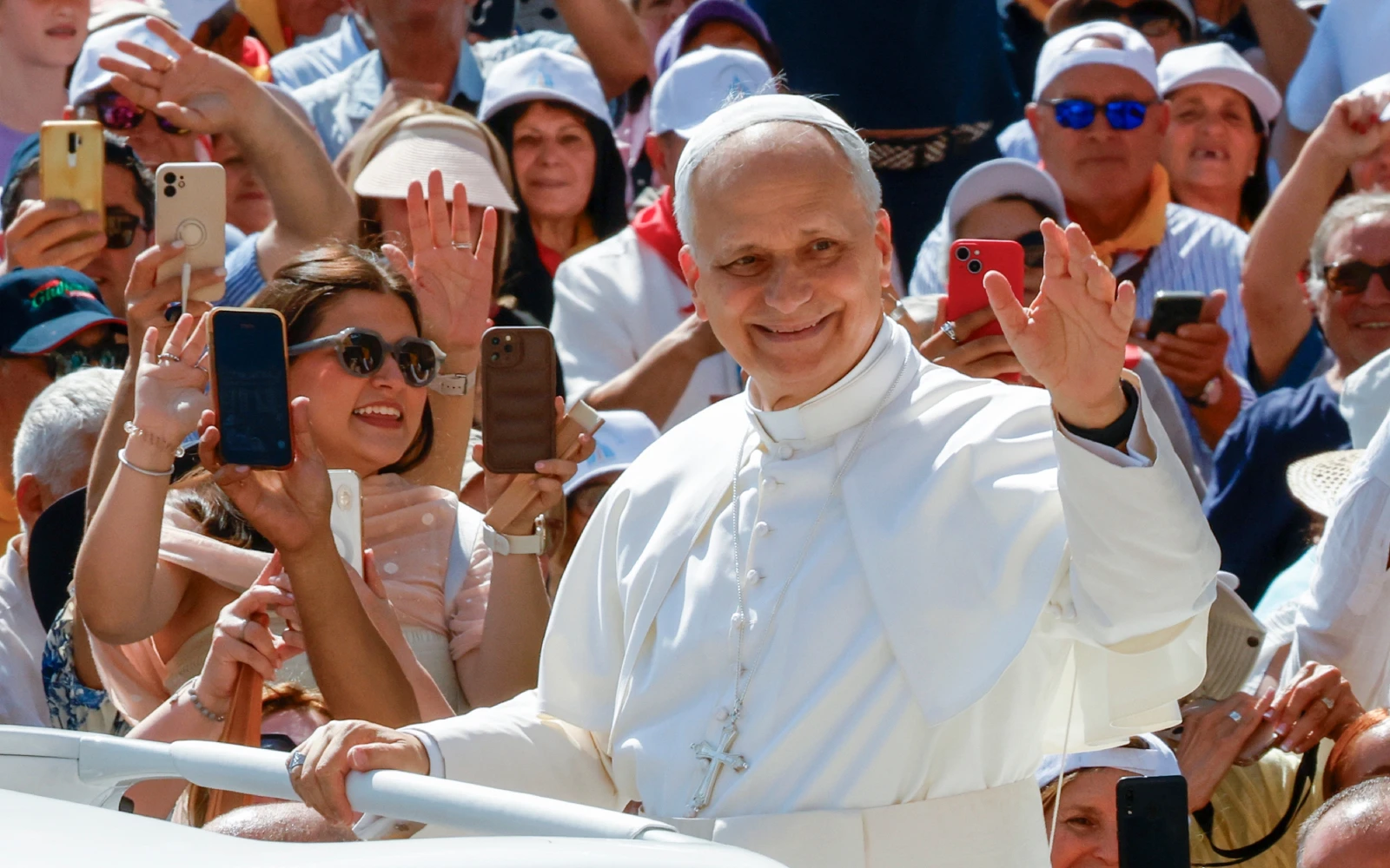 El Papa León XIV espera a los fieles a su llegada para su audiencia general semanal en la Plaza de San Pedro, 4 de junio de 2025.?w=200&h=150