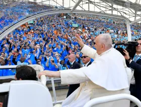 El Papa Francisco pone fin a su visita en Francia y regresa a casa en Roma