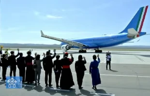 El Papa Francisco despega desde el Aeropuerto Internacional Chinggis Khaan hacia Roma. Crédito: Vatican Media