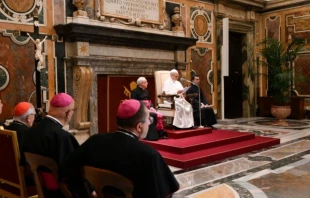 El Papa León XIV se reunió este 17 de mayo con los miembros de la Fundación Centesimus Annus Pro Pontifice, con ocasión de la conferencia internacional anual. Crédito: Vatican Media