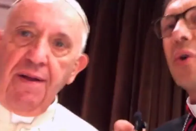 Obispo realiza “selfie entrevista” al Papa Francisco durante Sínodo de los jóvenes [VIDEO]