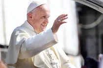 El Papa Francisco saluda a los peregrinos en las calles del Vaticano, 21 de junio de 2015.