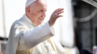 El Papa Francisco saluda a los peregrinos en las calles del Vaticano, 21 de junio de 2015.