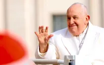El Papa Francisco saluda a los fieles presentes en la Plaza de San Pedro el 13 de marzo de 2024.